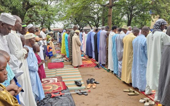 BANGUI – Les fidèles musulmans de la capitale centrafricaine se sont réunis ce matin à la Mosquée Centrale de Bangui pour la grande prière marquant la célébration de la Aïd al-Adha, communément appelée Tabaski.