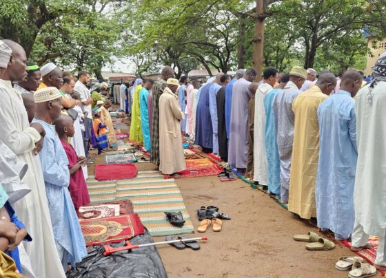 BANGUI – Les fidèles musulmans de la capitale centrafricaine se sont réunis ce matin à la Mosquée Centrale de Bangui pour la grande prière marquant la célébration de la Aïd al-Adha, communément appelée Tabaski.
