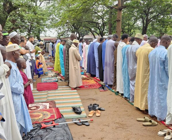BANGUI – Les fidèles musulmans de la capitale centrafricaine se sont réunis ce matin à la Mosquée Centrale de Bangui pour la grande prière marquant la célébration de la Aïd al-Adha, communément appelée Tabaski.