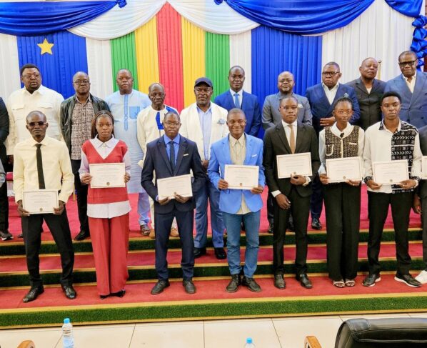 BANGUI – La salle de la Caisse Nationale de Sécurité Sociale a servi de cadre ce week-end à la grande finale de la 5ᵉ édition du concours d’éloquence organisé par l’Institut Universitaire de Gestion, un rendez-vous devenu incontournable pour la promotion des jeunes talents oratoires en République centrafricaine.