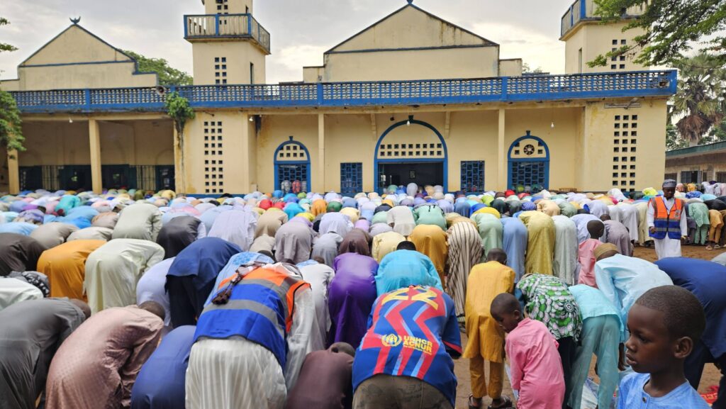 BANGUI – Les fidèles musulmans de la capitale centrafricaine se sont réunis ce matin à la Mosquée Centrale de Bangui pour la grande prière marquant la célébration de la Aïd al-Adha, communément appelée Tabaski.