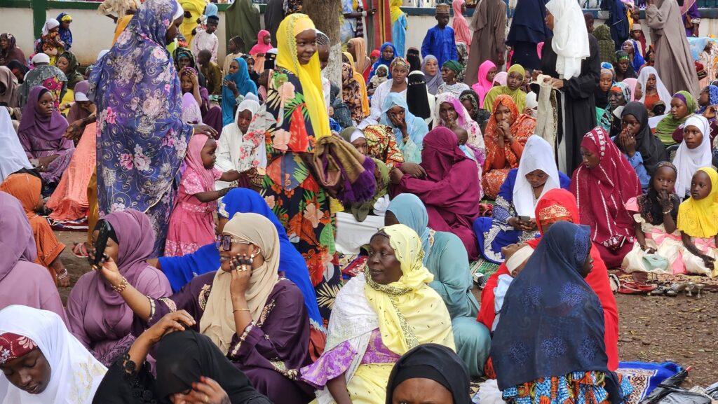 BANGUI – Les fidèles musulmans de la capitale centrafricaine se sont réunis ce matin à la Mosquée Centrale de Bangui pour la grande prière marquant la célébration de la Aïd al-Adha, communément appelée Tabaski.