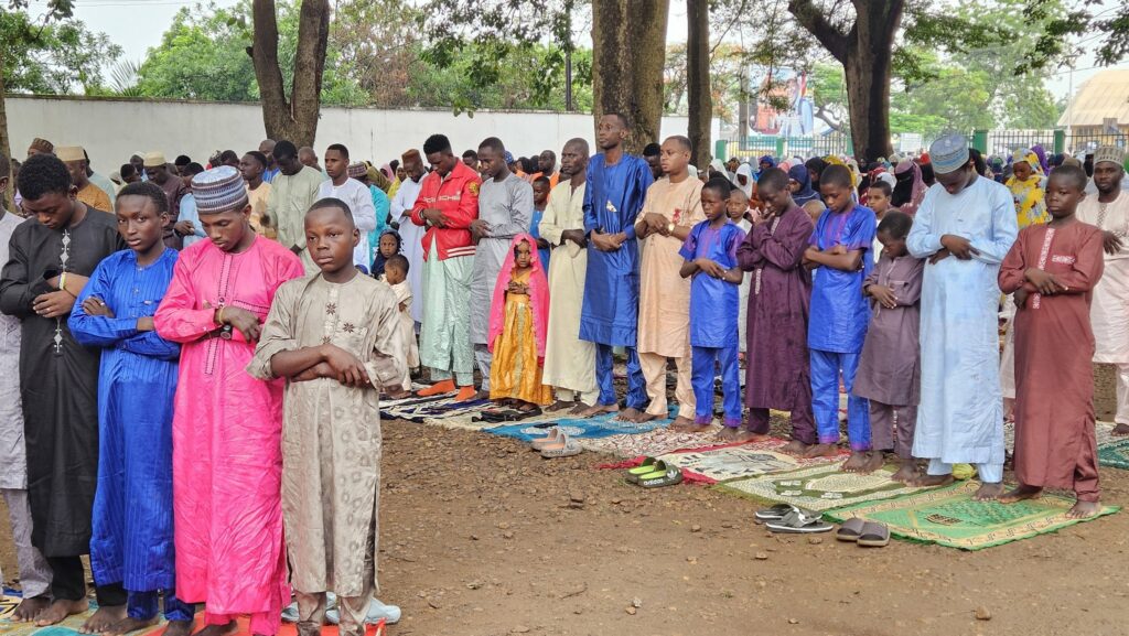 BANGUI – Les fidèles musulmans de la capitale centrafricaine se sont réunis ce matin à la Mosquée Centrale de Bangui pour la grande prière marquant la célébration de la Aïd al-Adha, communément appelée Tabaski.