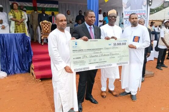 Un geste de soutien significatif a marqué l’actualité à Sagbado, où l’association Main Tendue Touadéra a procédé à la remise officielle d’un chèque de 50 millions de FCFA au Président de la République, Faustin-Archange Touadéra.