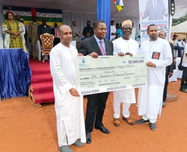 Un geste de soutien significatif a marqué l’actualité à Sagbado, où l’association Main Tendue Touadéra a procédé à la remise officielle d’un chèque de 50 millions de FCFA au Président de la République, Faustin-Archange Touadéra.