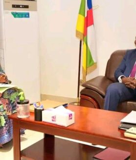 Le Président de la République, le Professeur Faustin Archange Touadéra, a reçu en audience, jeudi 25 juin, la nouvelle équipe dirigeante de la Mairie de Bangui conduite par la maire, Prisca Roseline Mano, accompagnée de ses trois adjoints.