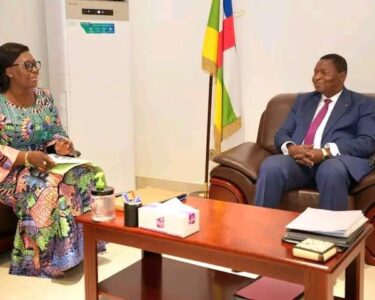 Le Président de la République, le Professeur Faustin Archange Touadéra, a reçu en audience, jeudi 25 juin, la nouvelle équipe dirigeante de la Mairie de Bangui conduite par la maire, Prisca Roseline Mano, accompagnée de ses trois adjoints.