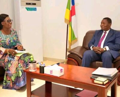 Le Président de la République, le Professeur Faustin Archange Touadéra, a reçu en audience, jeudi 25 juin, la nouvelle équipe dirigeante de la Mairie de Bangui conduite par la maire, Prisca Roseline Mano, accompagnée de ses trois adjoints.
