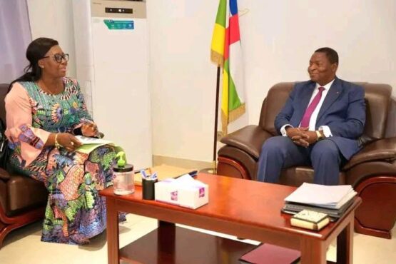 Le Président de la République, le Professeur Faustin Archange Touadéra, a reçu en audience, jeudi 25 juin, la nouvelle équipe dirigeante de la Mairie de Bangui conduite par la maire, Prisca Roseline Mano, accompagnée de ses trois adjoints.