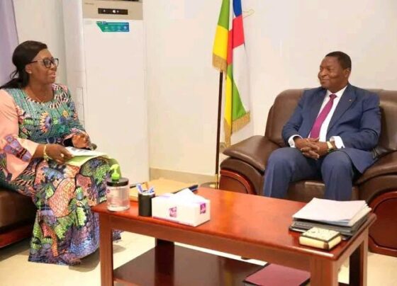 Le Président de la République, le Professeur Faustin Archange Touadéra, a reçu en audience, jeudi 25 juin, la nouvelle équipe dirigeante de la Mairie de Bangui conduite par la maire, Prisca Roseline Mano, accompagnée de ses trois adjoints.