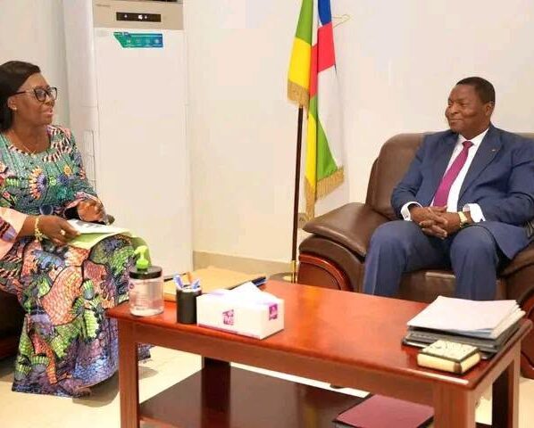 Le Président de la République, le Professeur Faustin Archange Touadéra, a reçu en audience, jeudi 25 juin, la nouvelle équipe dirigeante de la Mairie de Bangui conduite par la maire, Prisca Roseline Mano, accompagnée de ses trois adjoints.