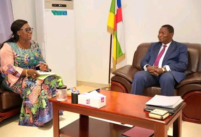 Le Président de la République, le Professeur Faustin Archange Touadéra, a reçu en audience, jeudi 25 juin, la nouvelle équipe dirigeante de la Mairie de Bangui conduite par la maire, Prisca Roseline Mano, accompagnée de ses trois adjoints.