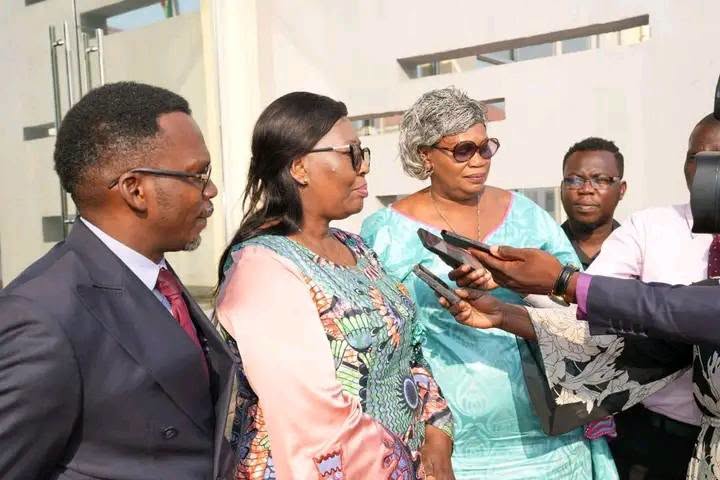Le Président de la République, le Professeur Faustin Archange Touadéra, a reçu en audience, jeudi 25 juin, la nouvelle équipe dirigeante de la Mairie de Bangui conduite par la maire, Prisca Roseline Mano, accompagnée de ses trois adjoints.