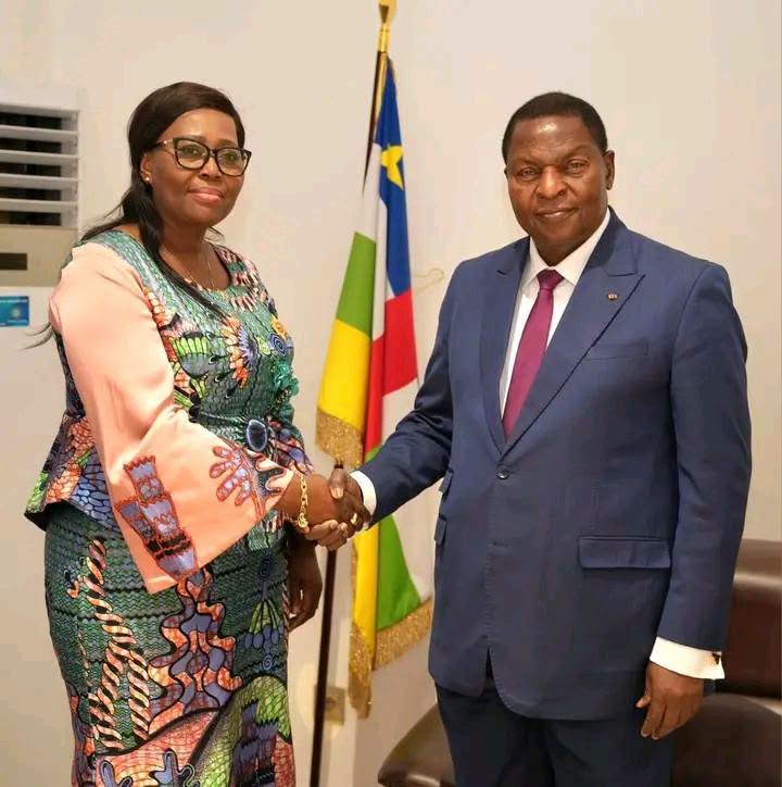 Le Président de la République, le Professeur Faustin Archange Touadéra, a reçu en audience, jeudi 25 juin, la nouvelle équipe dirigeante de la Mairie de Bangui conduite par la maire, Prisca Roseline Mano, accompagnée de ses trois adjoints.