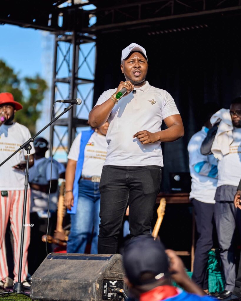Bangui, Des milliers de Banguissois ont pris d'assaut le centre-ville de Bangui ce week-end pour participer à un méga concert placé sous le signe de la paix, de l'unité nationale et du développement. Organisée à l'initiative de Michael Zarambaud, promoteur du Groupe Zaras Global Business, cette manifestation culturelle a transformé la capitale en un espace de rassemblement et de sensibilisation autour des valeurs du vivre-ensemble.