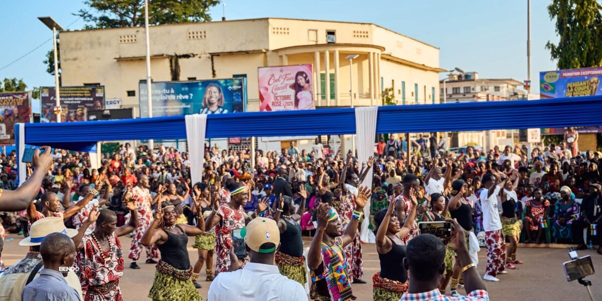 Bangui, Des milliers de Banguissois ont pris d'assaut le centre-ville de Bangui ce week-end pour participer à un méga concert placé sous le signe de la paix, de l'unité nationale et du développement. Organisée à l'initiative de Michael Zarambaud, promoteur du Groupe Zaras Global Business, cette manifestation culturelle a transformé la capitale en un espace de rassemblement et de sensibilisation autour des valeurs du vivre-ensemble.