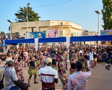 Bangui, Des milliers de Banguissois ont pris d'assaut le centre-ville de Bangui ce week-end pour participer à un méga concert placé sous le signe de la paix, de l'unité nationale et du développement. Organisée à l'initiative de Michael Zarambaud, promoteur du Groupe Zaras Global Business, cette manifestation culturelle a transformé la capitale en un espace de rassemblement et de sensibilisation autour des valeurs du vivre-ensemble.
