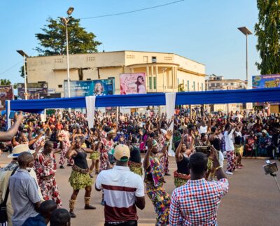 Bangui, Des milliers de Banguissois ont pris d'assaut le centre-ville de Bangui ce week-end pour participer à un méga concert placé sous le signe de la paix, de l'unité nationale et du développement. Organisée à l'initiative de Michael Zarambaud, promoteur du Groupe Zaras Global Business, cette manifestation culturelle a transformé la capitale en un espace de rassemblement et de sensibilisation autour des valeurs du vivre-ensemble.