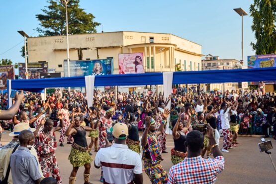 Bangui, Des milliers de Banguissois ont pris d'assaut le centre-ville de Bangui ce week-end pour participer à un méga concert placé sous le signe de la paix, de l'unité nationale et du développement. Organisée à l'initiative de Michael Zarambaud, promoteur du Groupe Zaras Global Business, cette manifestation culturelle a transformé la capitale en un espace de rassemblement et de sensibilisation autour des valeurs du vivre-ensemble.