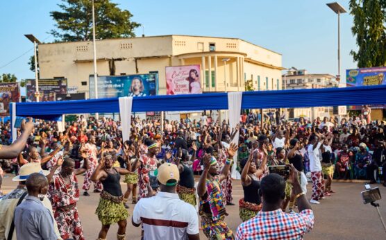 Bangui, Des milliers de Banguissois ont pris d'assaut le centre-ville de Bangui ce week-end pour participer à un méga concert placé sous le signe de la paix, de l'unité nationale et du développement. Organisée à l'initiative de Michael Zarambaud, promoteur du Groupe Zaras Global Business, cette manifestation culturelle a transformé la capitale en un espace de rassemblement et de sensibilisation autour des valeurs du vivre-ensemble.