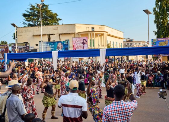 Bangui, Des milliers de Banguissois ont pris d'assaut le centre-ville de Bangui ce week-end pour participer à un méga concert placé sous le signe de la paix, de l'unité nationale et du développement. Organisée à l'initiative de Michael Zarambaud, promoteur du Groupe Zaras Global Business, cette manifestation culturelle a transformé la capitale en un espace de rassemblement et de sensibilisation autour des valeurs du vivre-ensemble.