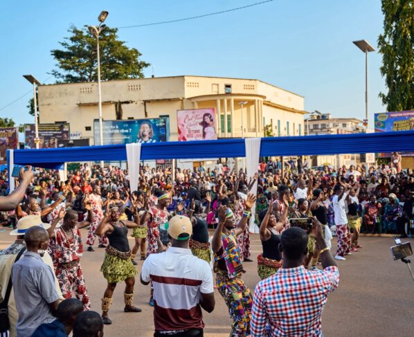 Bangui, Des milliers de Banguissois ont pris d'assaut le centre-ville de Bangui ce week-end pour participer à un méga concert placé sous le signe de la paix, de l'unité nationale et du développement. Organisée à l'initiative de Michael Zarambaud, promoteur du Groupe Zaras Global Business, cette manifestation culturelle a transformé la capitale en un espace de rassemblement et de sensibilisation autour des valeurs du vivre-ensemble.